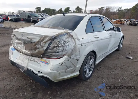 2012 Mercedes-Benz C 250 Luxury/Sport z USA, uszkodzony, nr VIN WDDGF4HB7CA674502